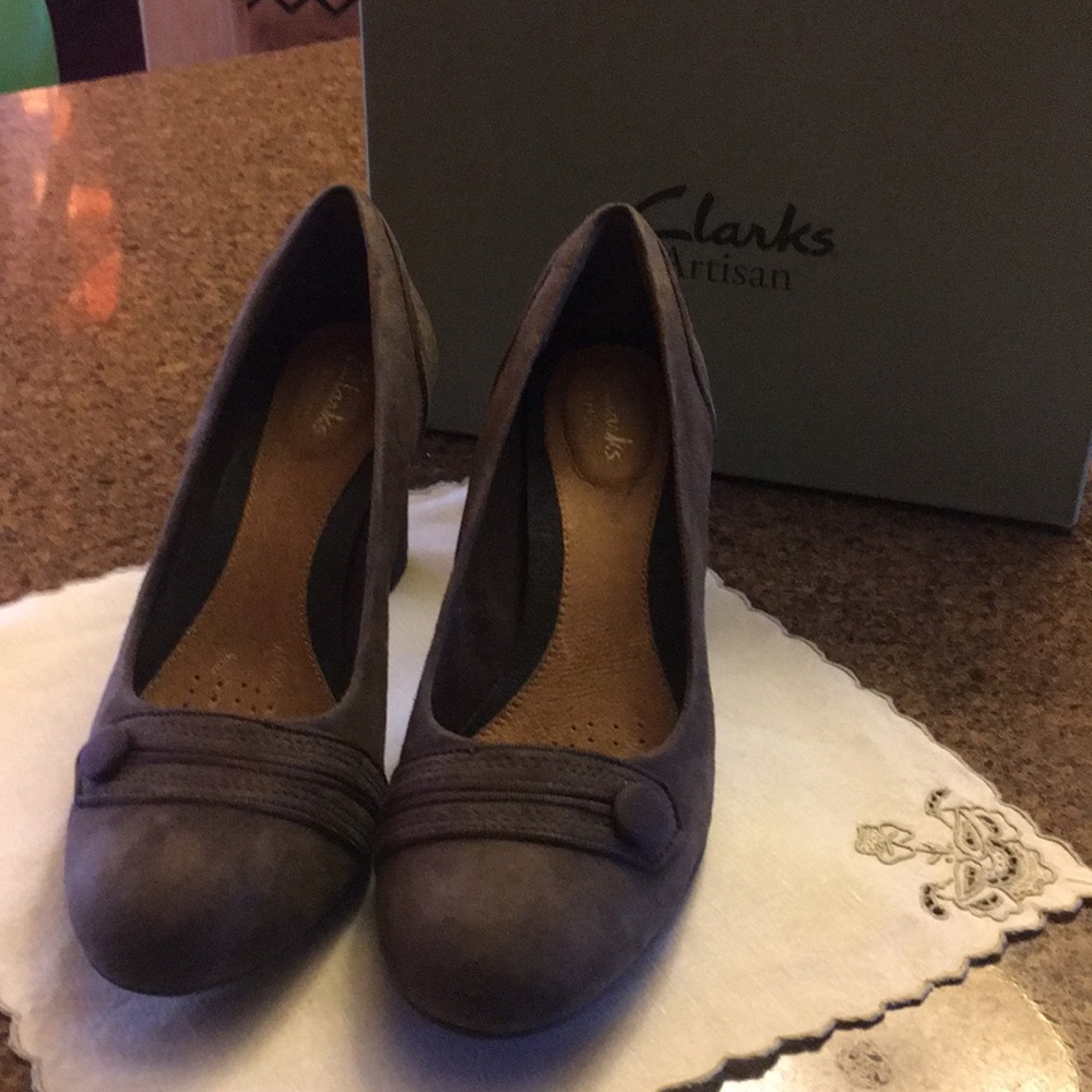 Clarks dark grey/brown suede pumps.